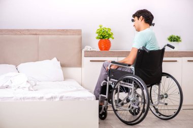 Genç yakışıklı engelli adam evde iyileşiyor. 