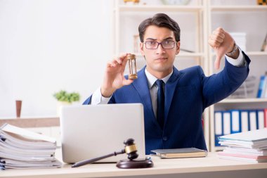 Mahkemede çalışan yakışıklı bir yargıç.