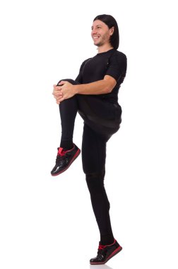 Beyazlar üzerinde izole edilmiş egzersizler yapan genç adam.