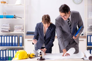 Erkek ve kadın inşaat projesini tartışıyor