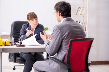 Erkek ve kadın inşaat projesini tartışıyor