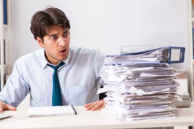 Çok fazla işi ve evrak işi olan yoğun bir çalışan.