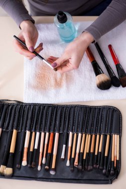 Makyaj sanatçısı fırçaları işe hazırlıyor