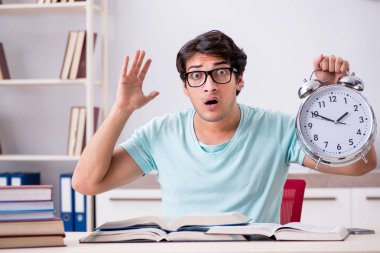 Genç yakışıklı öğrenci okul sınavlarına hazırlanıyor.