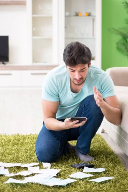 Genç adam kişisel finans ve faturalarla boğuşuyor.