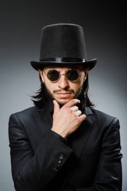 Siyah şapkalı bir adamın klasik konsepti.