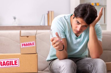 İnternet 'ten sipariş edilen kırılgan paketi açan adam