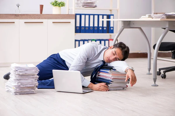 Employé extrêmement occupé travaillant dans le bureau — Photo