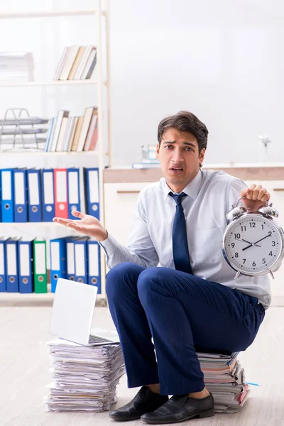 Funcionário extremamente ocupado trabalhando no escritório — Fotografia de Stock