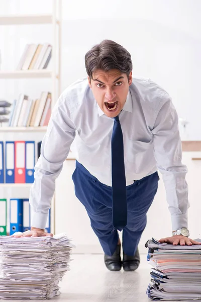 Funcionário extremamente ocupado trabalhando no escritório — Fotografia de Stock