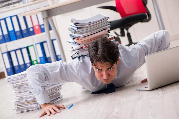 Äußerst umtriebiger Mitarbeiter im Büro — Stockfoto