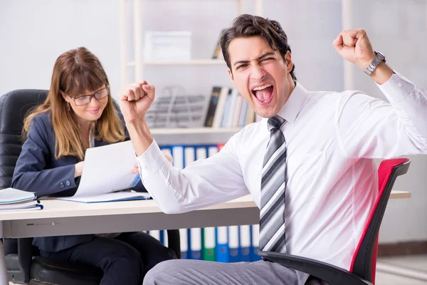 Man and woman discussing in office — Stock Photo, Image