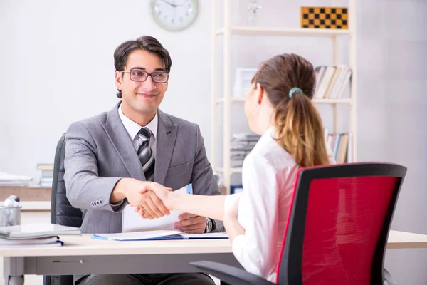 Man and woman discussing in office — Stock Photo, Image