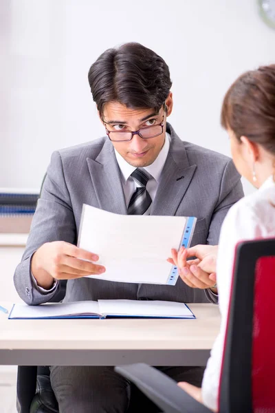 Man and woman discussing in office — Stock Photo, Image