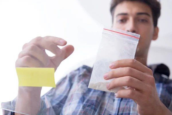 Toxicodependente farejador de cocaína narcótico — Fotografia de Stock