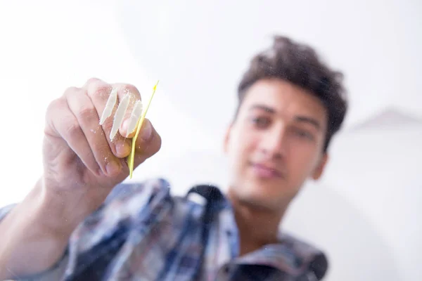 Drogensüchtiger schnuppert Kokain — Stockfoto