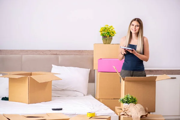 Mujer joven mudándose a un nuevo lugar — Foto de Stock