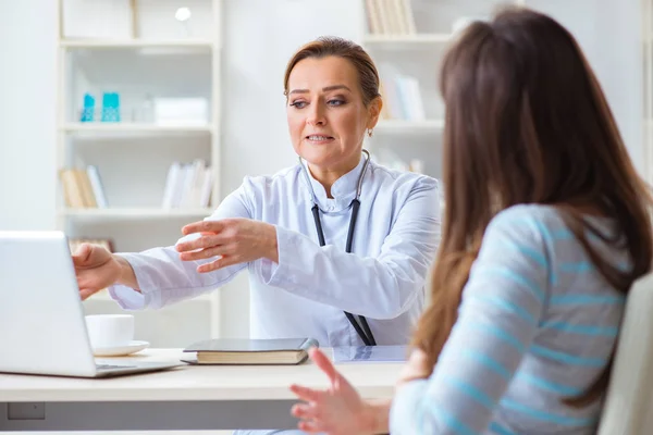 Frau besucht Ärztin zur regelmäßigen Untersuchung — Stockfoto