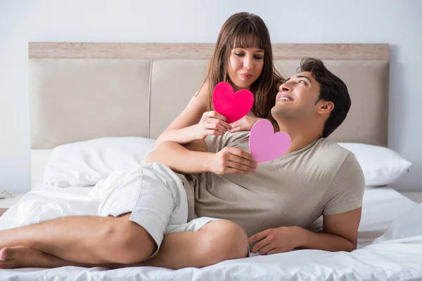 Pareja feliz en la cama —  Fotos de Stock