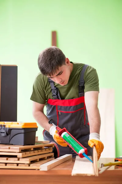 Jeune homme charpentier travaillant en atelier — Photo