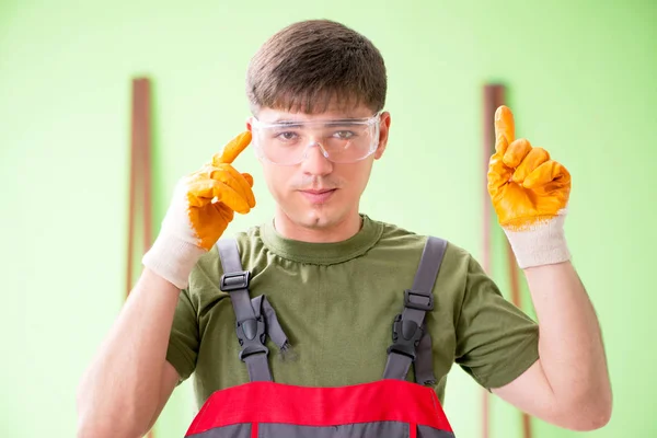 Jeune homme charpentier travaillant en atelier — Photo