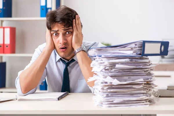 Überlasteter Mitarbeiter mit zu viel Arbeit und Papierkram — Stockfoto