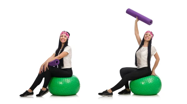 Mujer joven haciendo ejercicio con pelota suiza — Foto de Stock