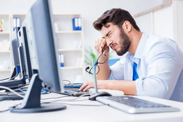Frustrated young man due to weak internet reception — Stock Photo, Image