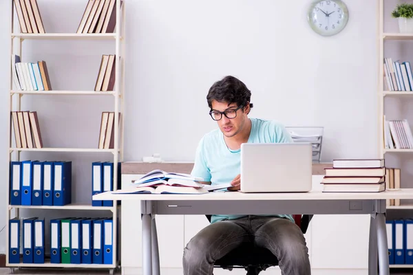 Joven estudiante en concepto de tele-aprendizaje — Foto de Stock