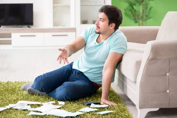 Joven luchando con las finanzas personales y facturas — Foto de Stock