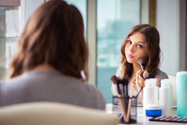 Junge Frau Schönheitssalon — Stockfoto