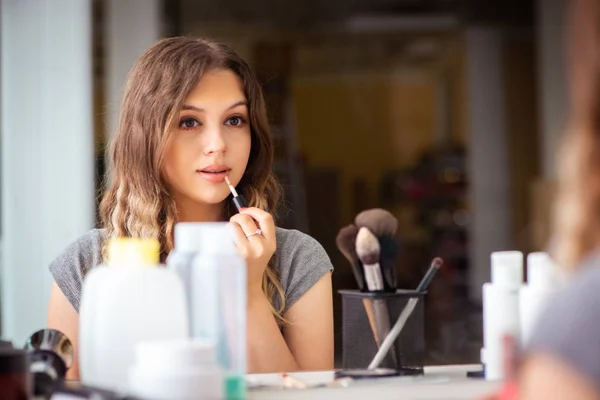 Giovane donna nel salone di bellezza — Foto Stock