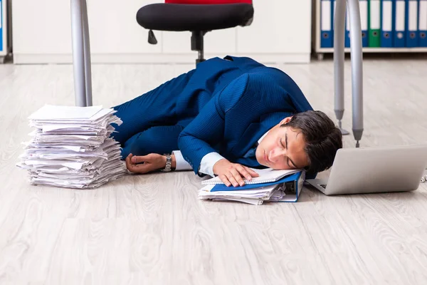 Cansado empresário exausto trabalhando horas extras no escritório — Fotografia de Stock