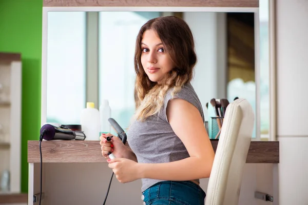 Mujer joven en el salón de belleza — Foto de Stock