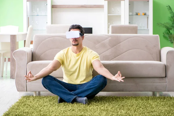 Giovane uomo con occhiali di realtà virtuale — Foto Stock