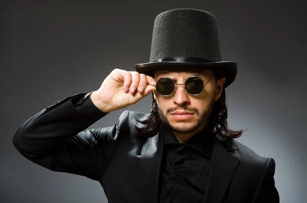 Conceito vintage com homem vestindo chapéu top preto — Fotografia de Stock