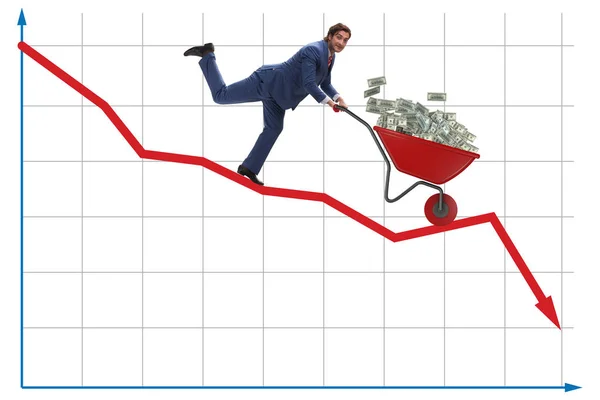 Empresário empurrando o carrinho de mão dinheiro para baixo do gráfico — Fotografia de Stock