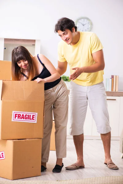 Junges Paar zieht mit zerbrechlichen Dingen in neue Wohnung — Stockfoto