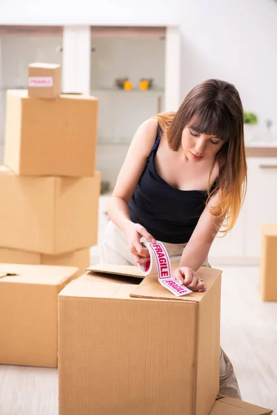 Junges Paar zieht mit zerbrechlichen Dingen in neue Wohnung — Stockfoto