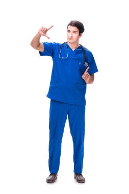 Genç erkek doktor beyaz düğmelere basıyor.