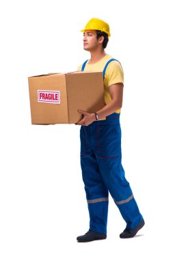 Kırılgan kutuları olan genç müteahhit beyaza izole edilmiş.