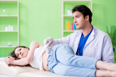 Hamile kadın ultrason için radyolojiste gidiyor. 