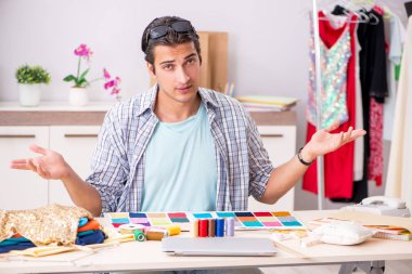 Atölyesinde çalışan yakışıklı bir terzi.