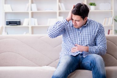 Hasta adam evde enfeksiyon ve mide rahatsızlığı çekiyor.