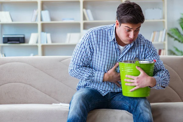 Kranker Mann leidet zu Hause an Infektion und Magenbeschwerden — Stockfoto