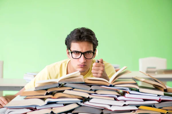 Estudante com muitos livros para ler antes do exame — Fotografia de Stock