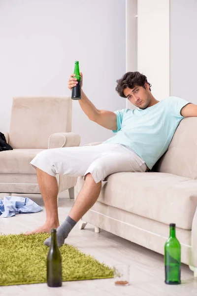 Jonge dronken knappe man na feestje thuis — Stockfoto