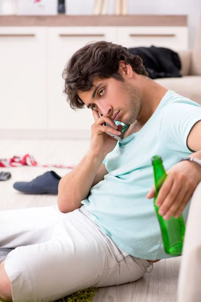 Giovane ubriaco bell'uomo dopo la festa a casa — Foto Stock