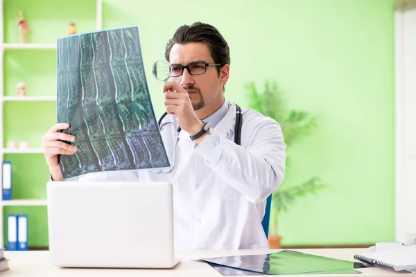 Läkare röntgenundersökning på sjukhus — Stockfoto