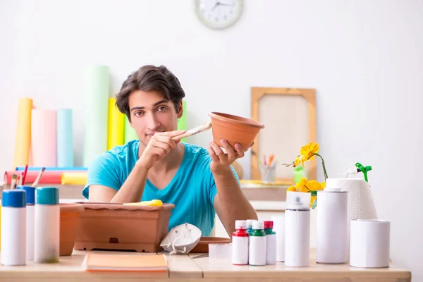 Joven hombre decoración de cerámica en clase — Foto de Stock